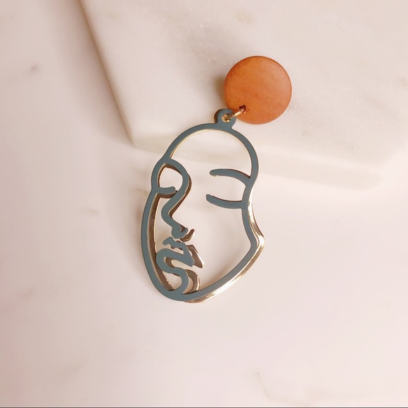 NEW😻 Picasso Abstract Face 2 Tone Earrings - Picture 3 of 8